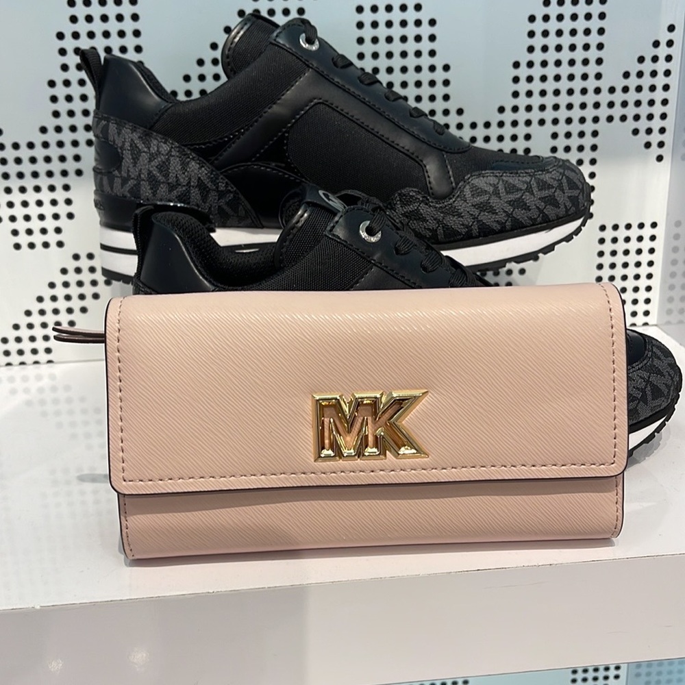 Michael Kors Mimi Large Saffiano Leather Bi-Fold Continental Wallet
Pawder Blush - Picture 5 of 16